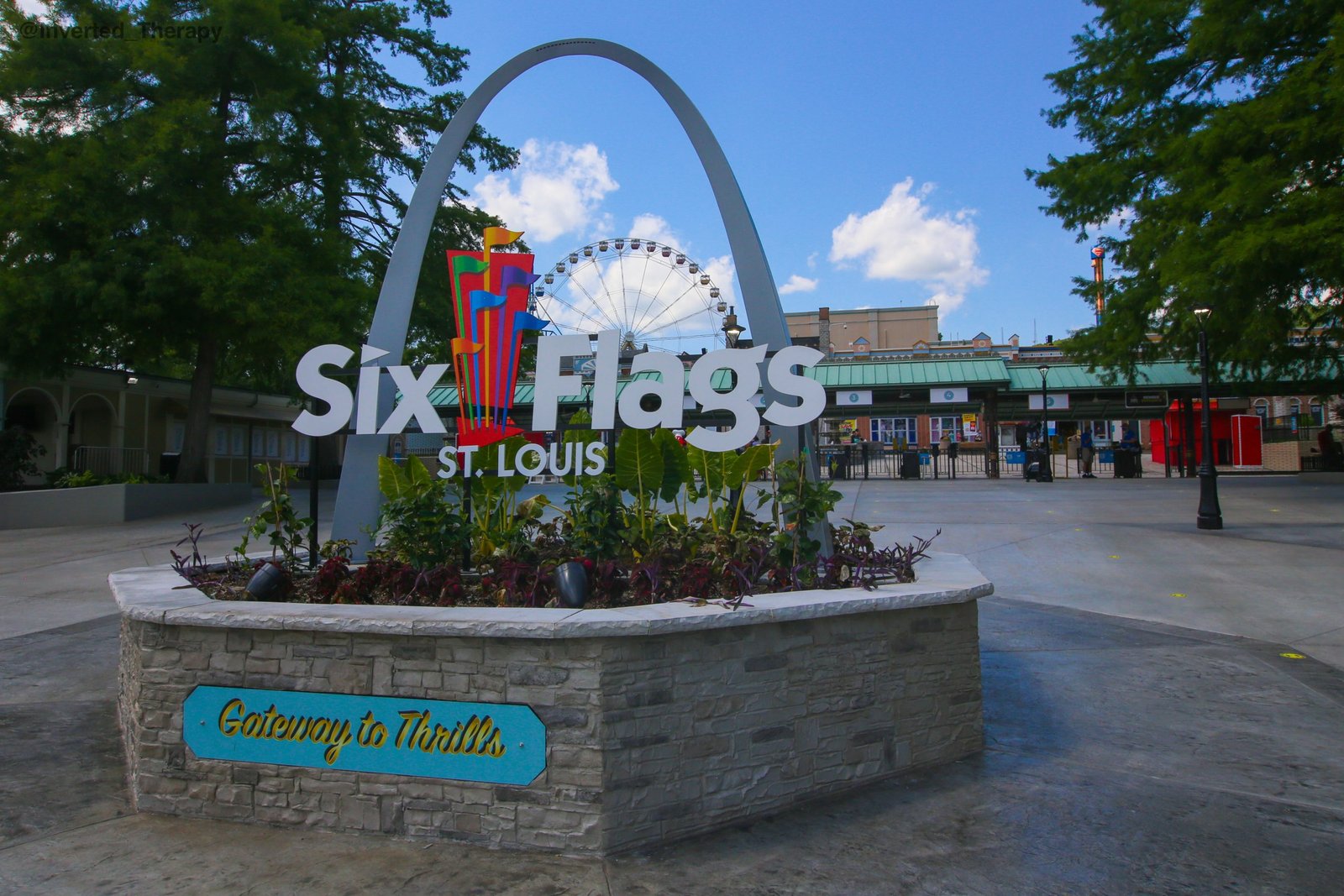 Six Flags St. Louis history showcased at the park entrance, featuring the Gateway Arch sign and “Gateway to Thrills” display in Eureka, Missouri.